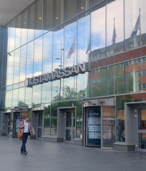 Hur putsar man stora fönster som finns på en Galleria?